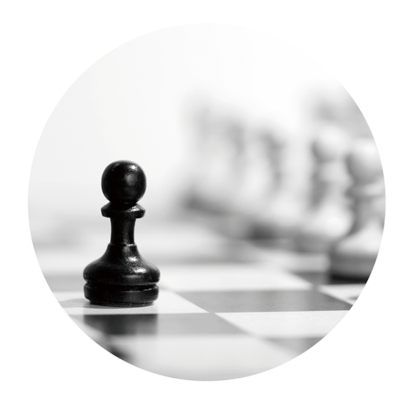 검은색 체스말이 검은색 흰색의 체스판 위에 있습니다. 