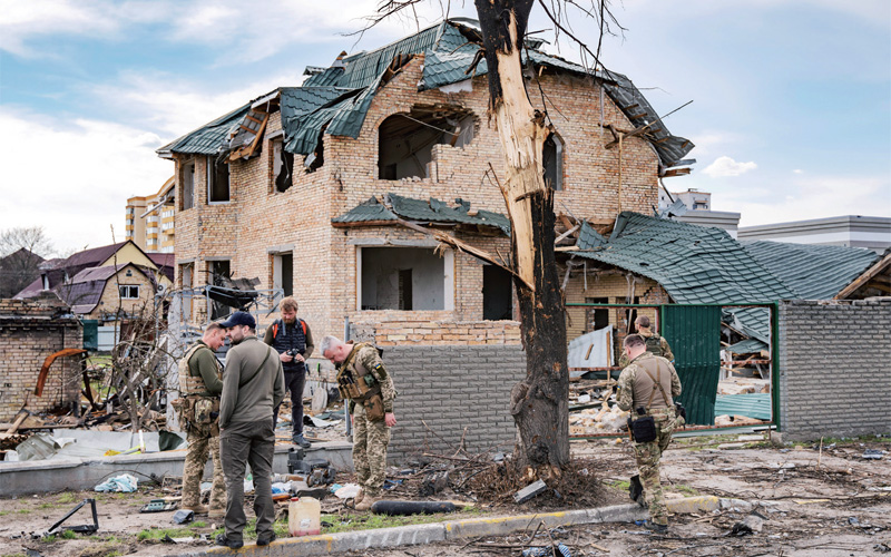 우크라이나 군인들이 부차 피해상황을 점검하고 있다 _ 2022. 4. 7.
