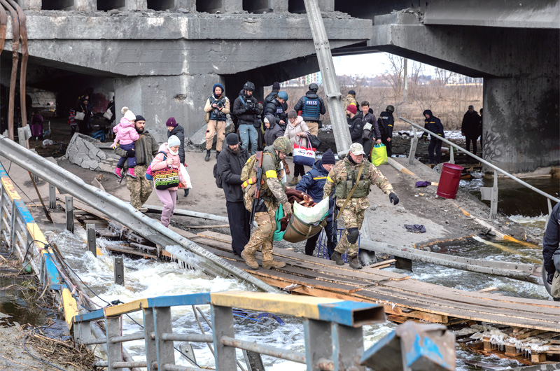 우크라이나 이리핀. 러시아 폭격을 피해 집을 버리고 대피 중인 우크라이나 이리핀 주민들 _ 2022. 3. 9.
