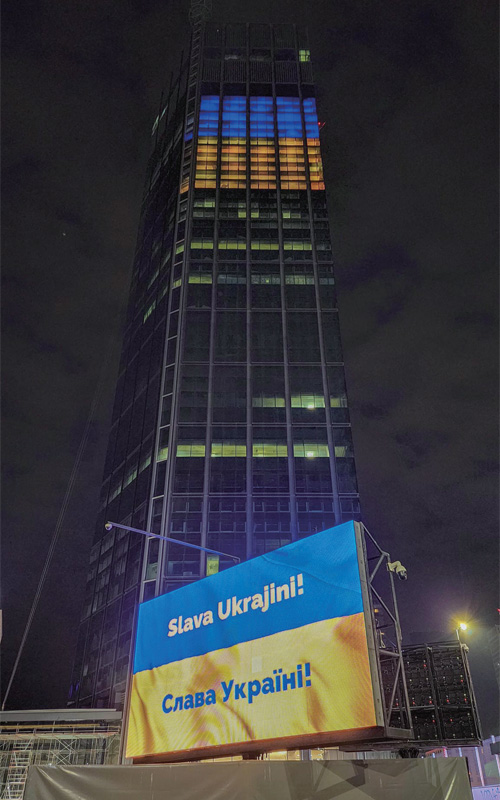 우크라이나 평화를 기원하는 폴란드 바르소타워 불빛 _ 2022. 3. 12.