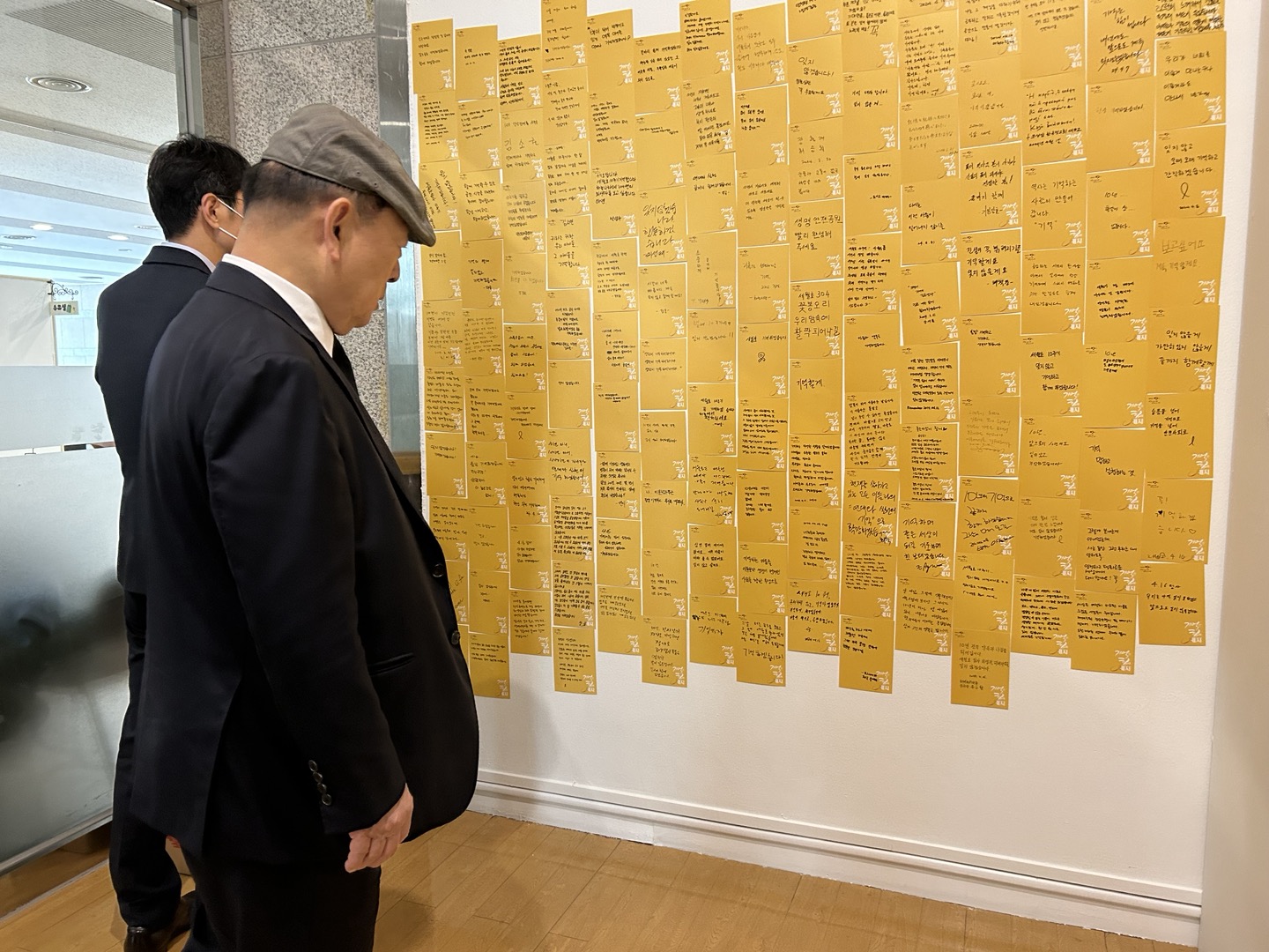 송두환 국가인권위원장이 세월호참사 10주기 기억물품 특별전에서 추모메시지를 읽고 있다.