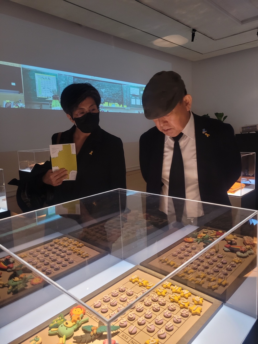 송두환 국가인권위원장이 세월호참사 10주기 기억물품 특별전에서 세월호 희생자의 유품을 보고있다. 