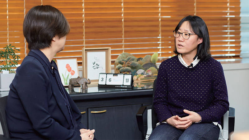 정주리 감독이 국가인권위원회에서 박진 사무총장과 인터뷰하고 있다.