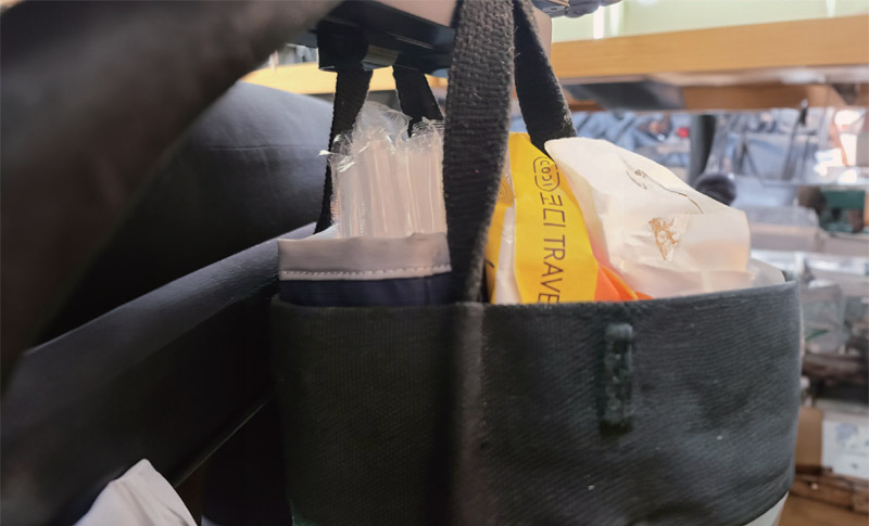 가방 속 플라스틱빨대 뭉치