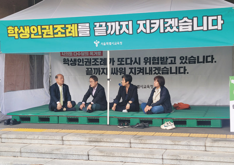 송두환 국가인권위원장이 4월 26일 서울 종로구 서울시교육청 1층 현관 앞에 마련된 '학생인권조례 폐지 반대' 72시간 천막 농성장을 방문해 조희연 서울시교육감과 대화하고 있다.