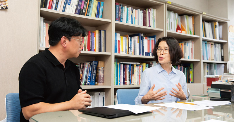 왼쪽_이동우(국가인권위원회 노인인권팀장), 오른쪽_정순둘(전 한국노년학회 회장, 이화여자대학교 사회복지학과 교수)