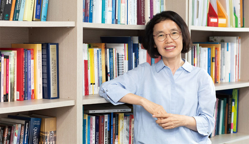 정순둘(전 한국노년학회 회장, 이화여자대학교 사회복지학과 교수)