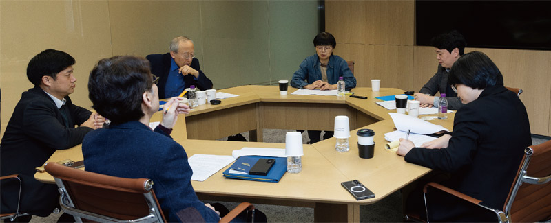 진행(국가인권위원회 인권교육기획과 김범조 과장), 참석자(성공회대학교 조효제 명예교수, 인권교육센터 들 배경내 상임활동가, 광주광역시 전진희 상임인권옴브즈맨, 국가인권위원회 권혁장 기획재정담당관, 국가인권위원회 인권교육운영과 김찬식 사무관)