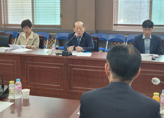송두환 국가인권위원회 위원장은 7월 18일 서울소년분류심사원(경기도 안양시 소재)을 방문하여, 보호실과 생활지도실 등 시설 현황을 살펴보고 업무 현황 등에 대한  관계자 의견을 청취하였습니다. 
