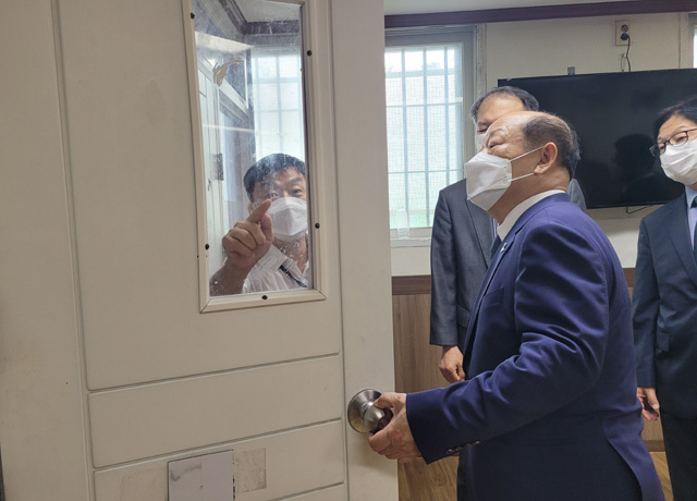 송두환 국가인권위원회 위원장은 7월 18일 서울소년분류심사원(경기도 안양시 소재)을 방문하여, 보호실과 생활지도실 등 시설 현황을 살펴보고 업무 현황 등에 대한  관계자 의견을 청취하였습니다. 