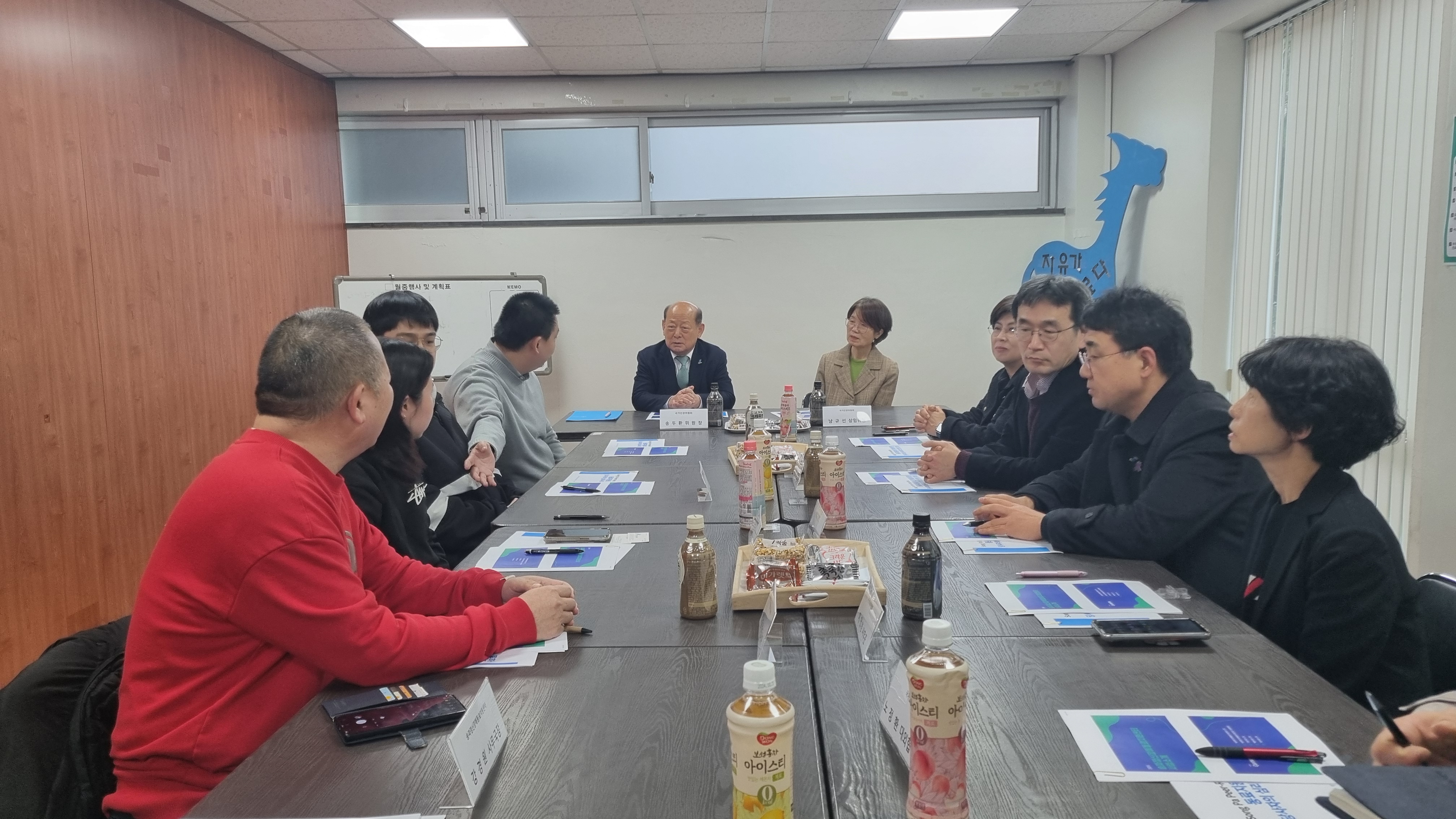 송두환 국가인권위원회 위원장이 2월 6일 오후 송파정신장애동료지원센터를 방문하여 셈터 현황 등을 확인하고 있다. 