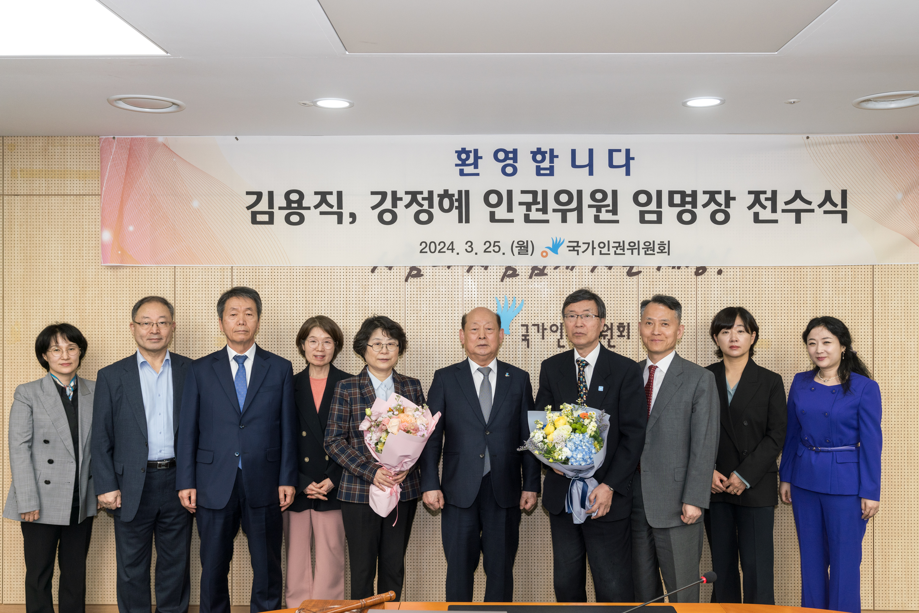 국가인권위원회(위원장 송두환)는 3월 25일 인권위원 이임식 및 임명장 전수식을 개최하였습니다.