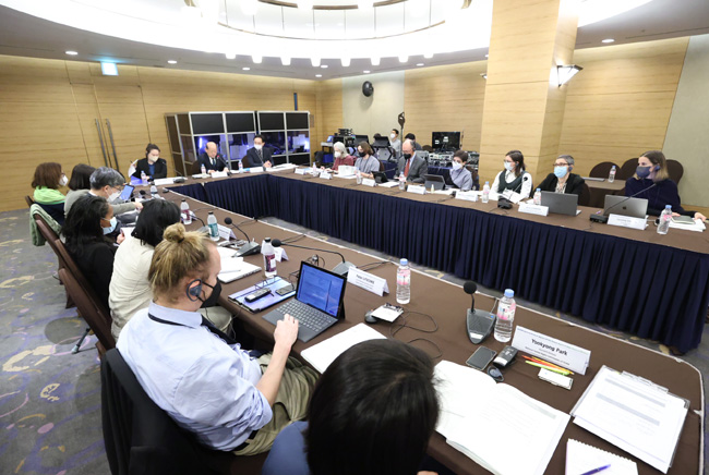 송두환 위원장의 세계국가인권기구연합에서 회의하는 장면